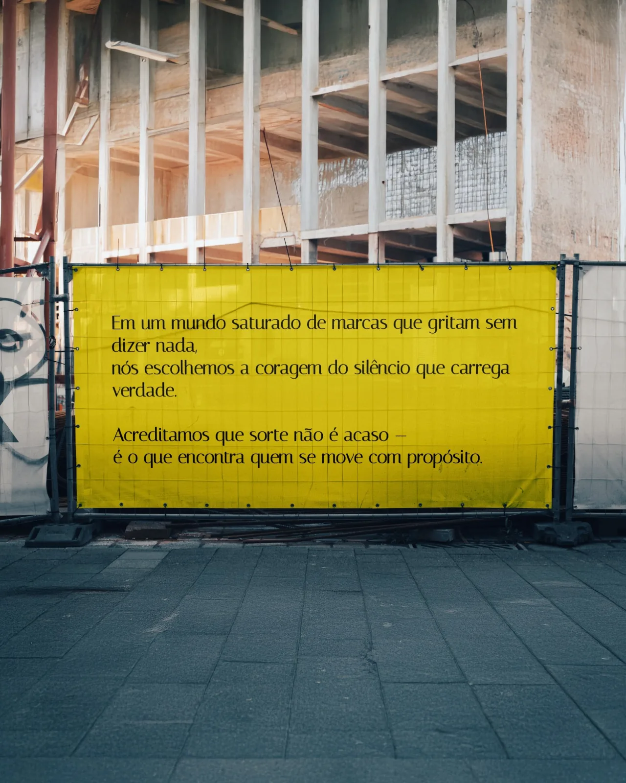 Tapume de obra com o manifesto da Valour