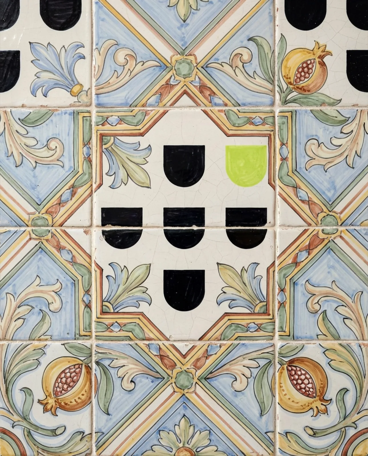 Símbolo das quinas da Valour estampado em azulejo mediterrâneo